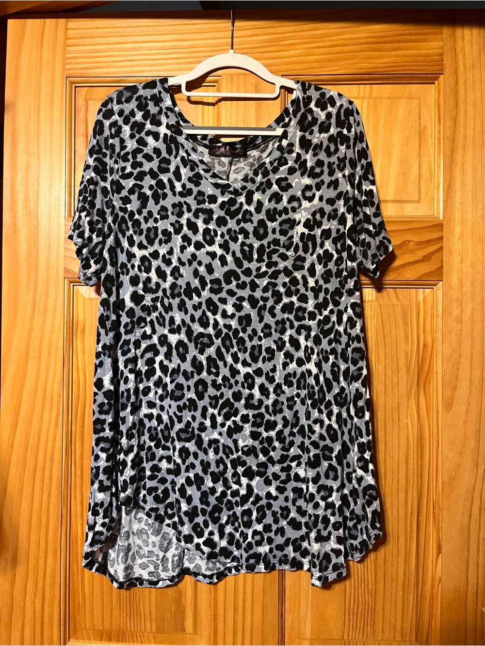 Leopard Print V-Neck Short Sleeve Top - Black & Gray